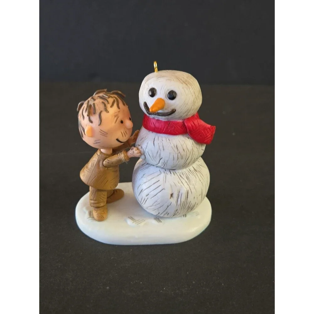 2013 Hallmark “Pigpen Builds A Snowman” The Peanuts Gang Christmas Ornament